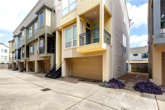 a view of a street with building