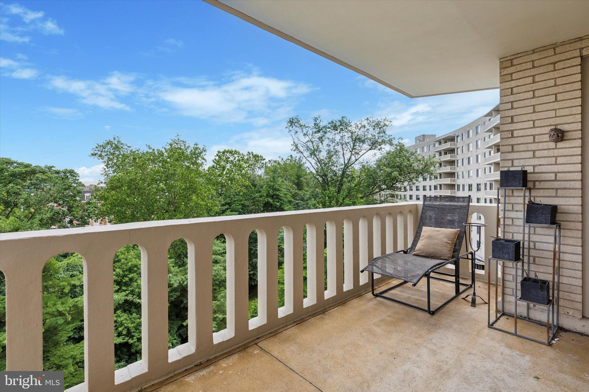 191 Presidential Boulevard, Unit R605 Bala Cynwyd, PA 19004 - Photo 13 of 35 a balcony with table and chairs