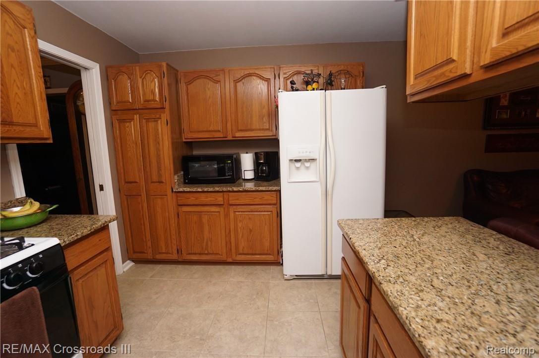 19248 Sumpter Road Belleville, MI 48111 - Photo 5 of 28 Kitchen4