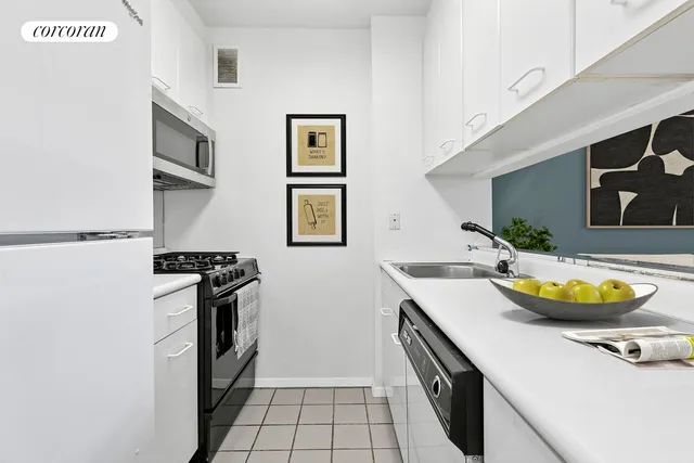 $899,000 | 62 West 62nd Street, Unit 10C | Upper West Side