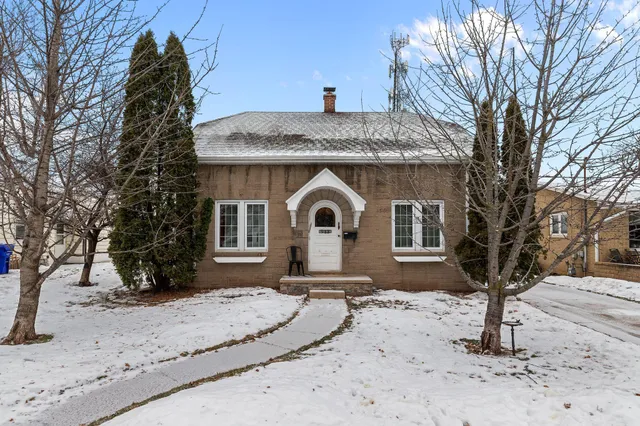 $209,900 | 913 Desnoyer Street, Kaukauna, WI 54130