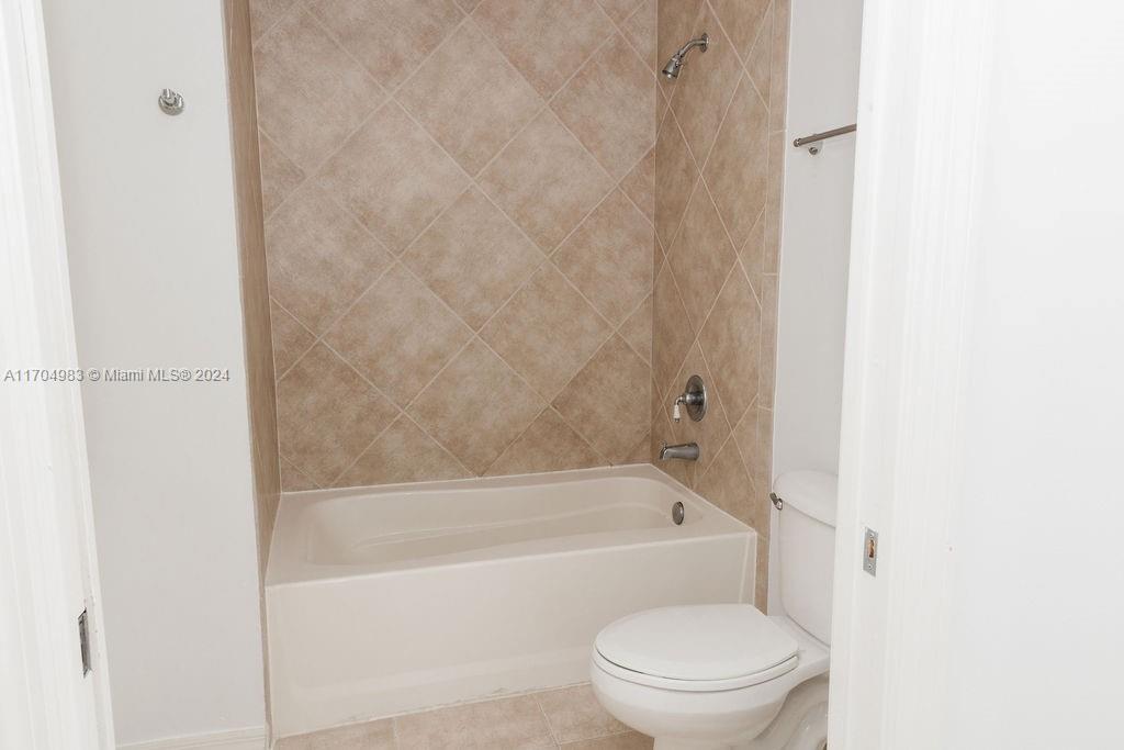 233 South Federal Highway, Unit 723 Boca Raton, FL 33432 - Photo 25 of 35 a bathroom with a toilet and a bathtub