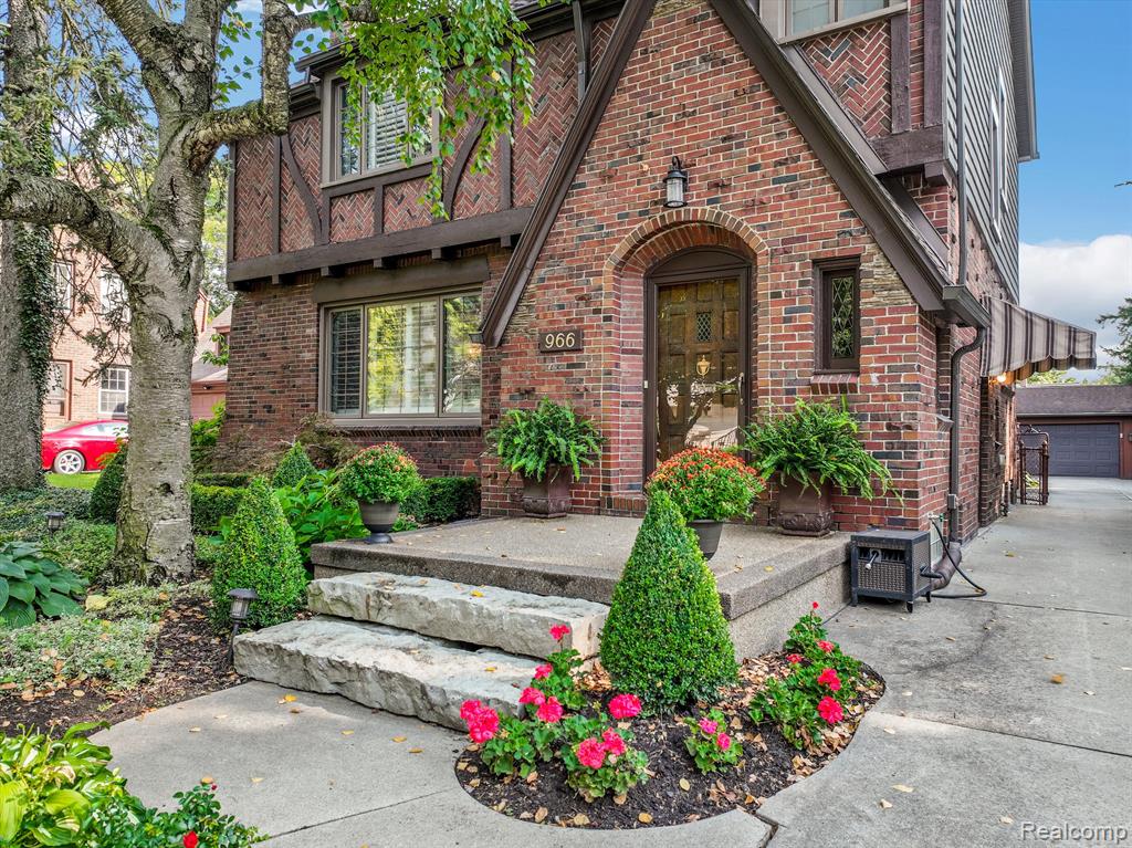 966 Lincoln Road Grosse Pointe, MI 48230 - Photo 2 of 29 Gallery Image 2