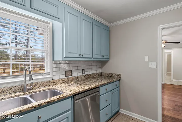 a view of a livingroom with a ceiling fan