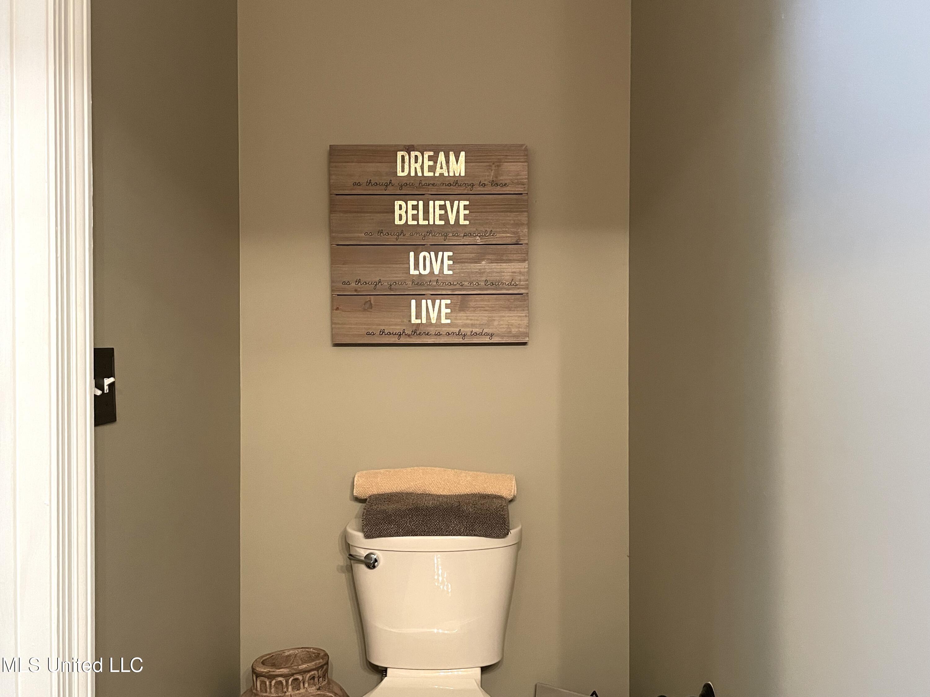 17520 Orange Grove Road Gulfport, MS 39503 - Photo 32 of 58 Upstairs Bathroom
