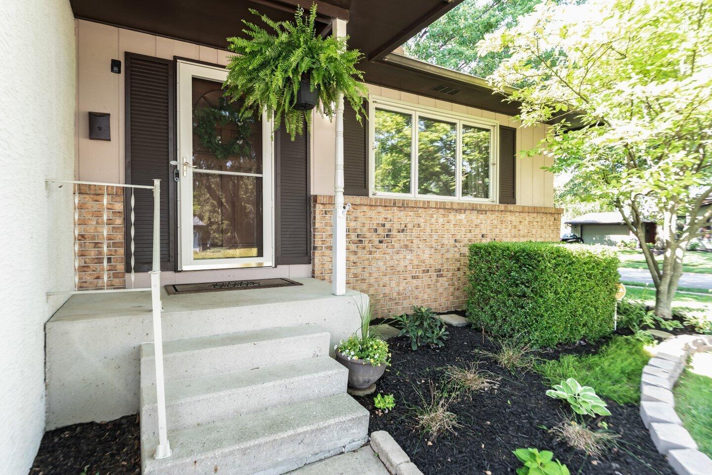 1942 Fairhaven Road Columbus, OH 43229 - Photo 4 of 28 Gallery Image 4