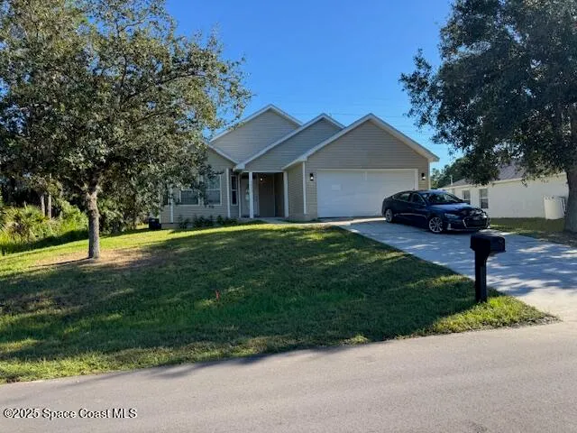 a view of a yard in front of house