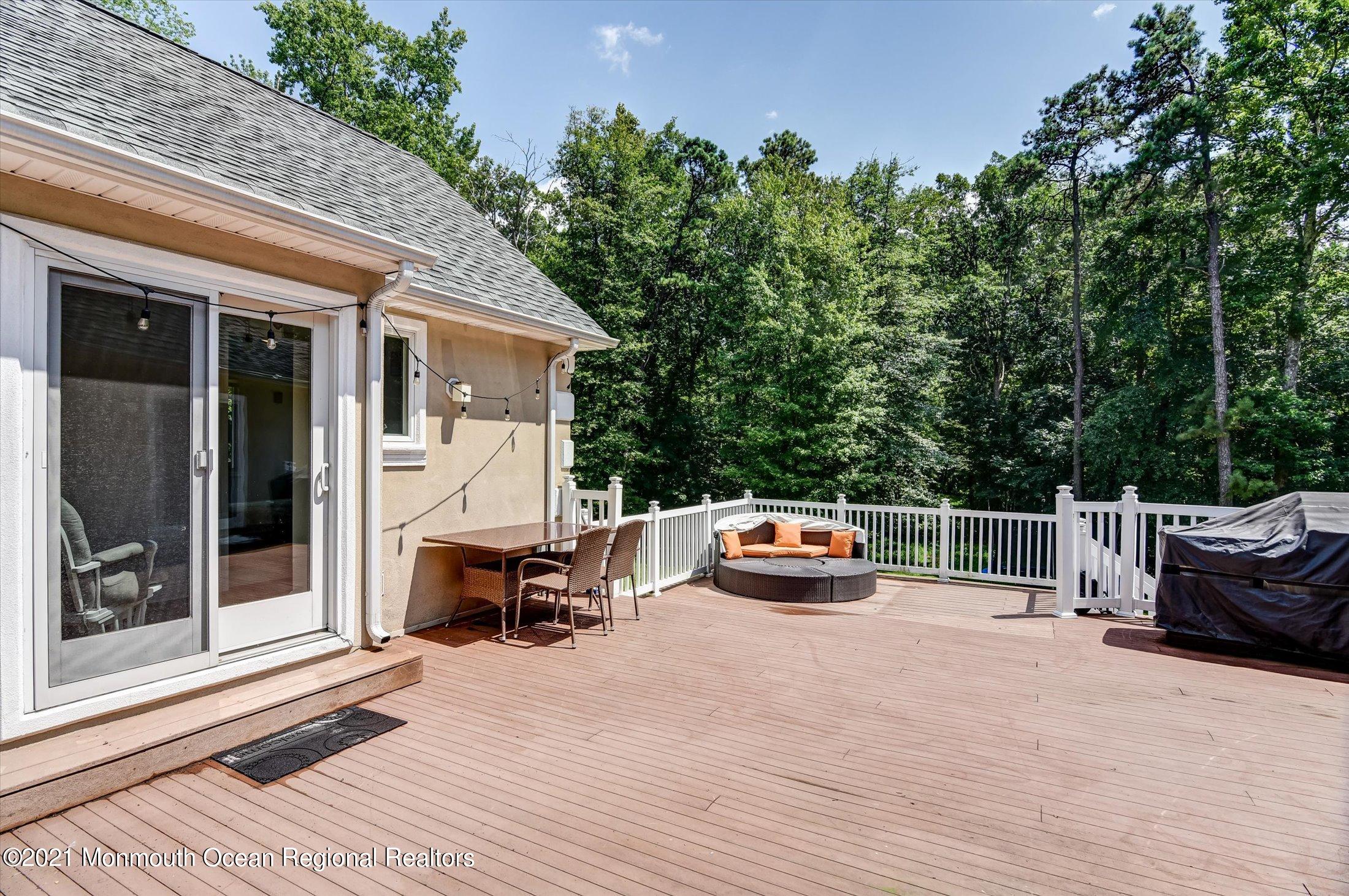 10 Syngle Way Morganville, NJ 07751 - Photo 26 of 36 26-Deck