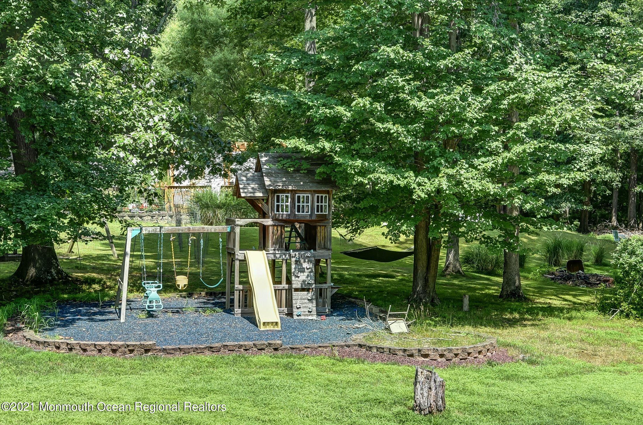 10 Syngle Way Morganville, NJ 07751 - Photo 27 of 36 27-Side Yard