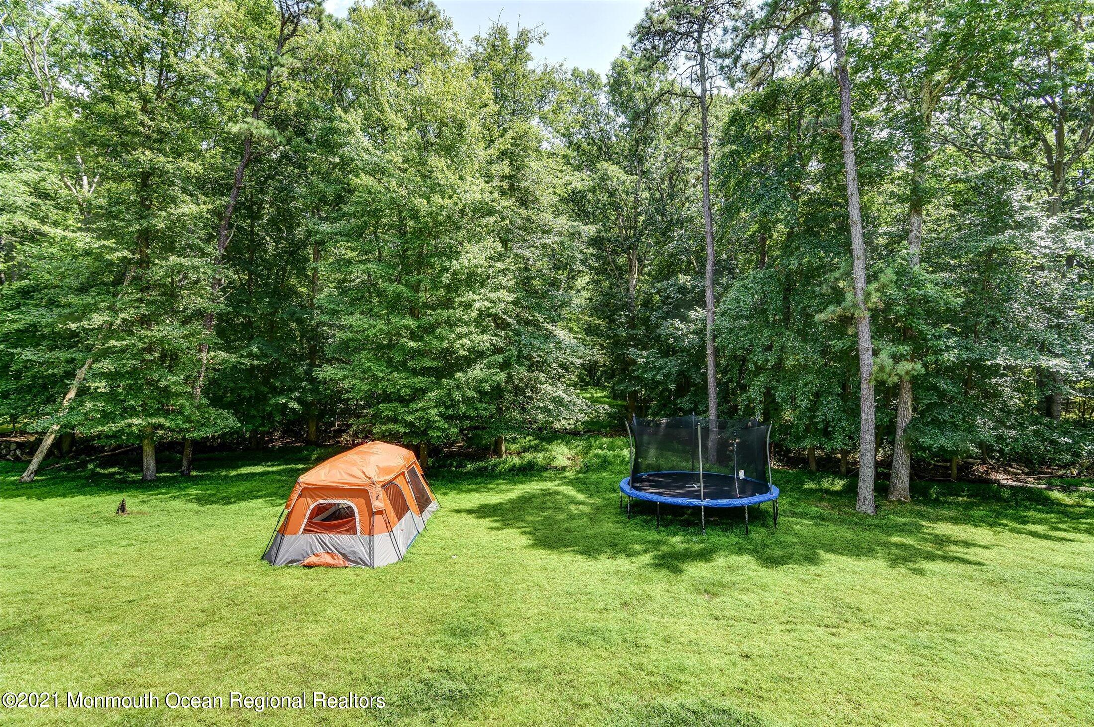 10 Syngle Way Morganville, NJ 07751 - Photo 29 of 36 29-Backyard