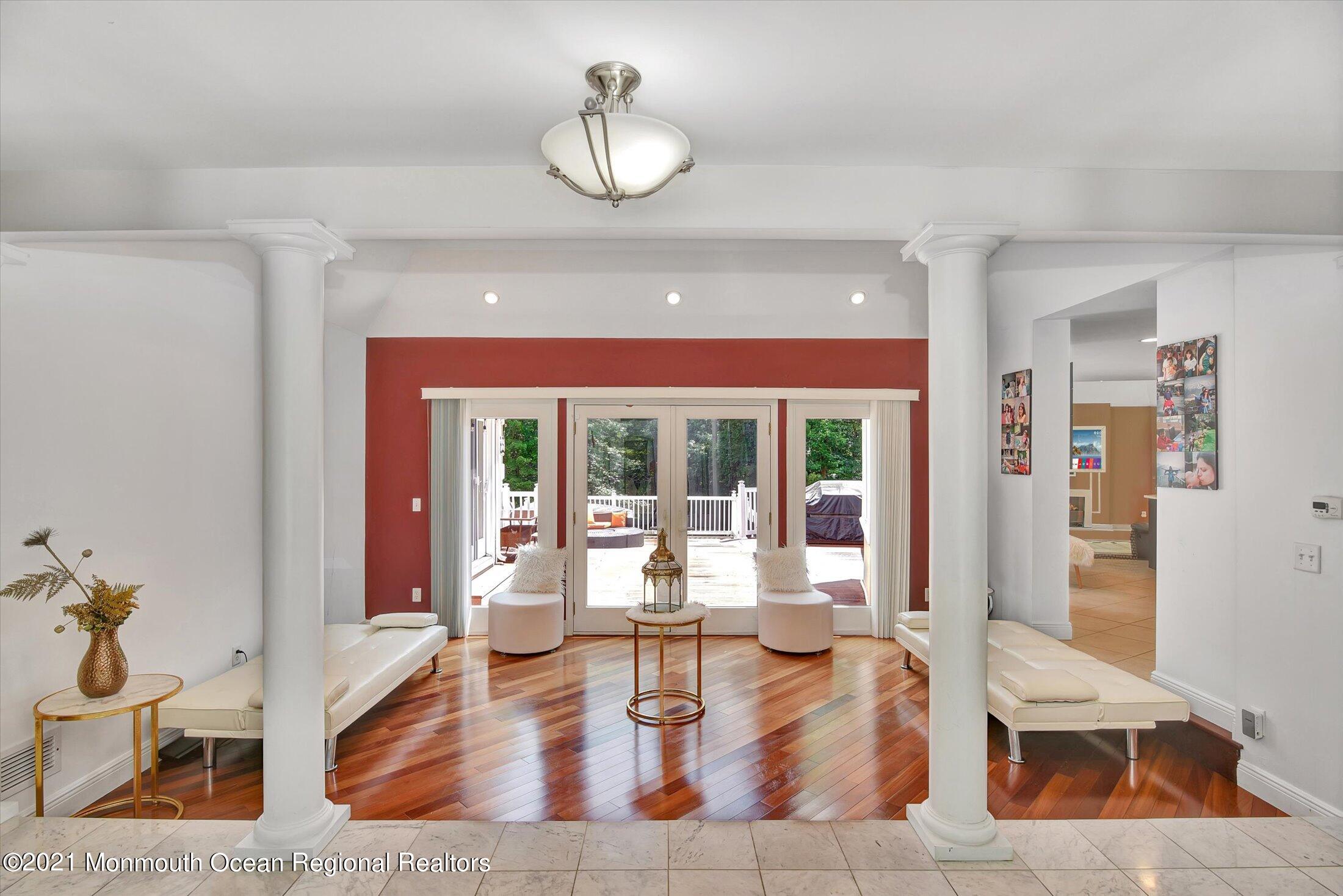 10 Syngle Way Morganville, NJ 07751 - Photo 4 of 36 04-Living Room