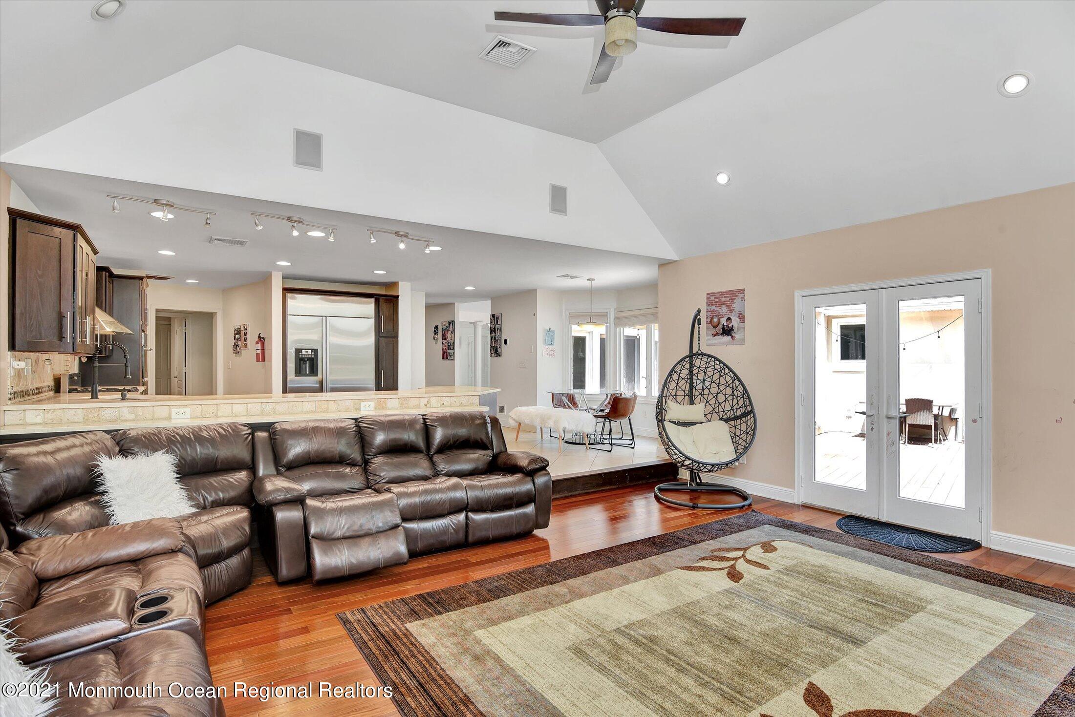 10 Syngle Way Morganville, NJ 07751 - Photo 6 of 36 06-Great Room