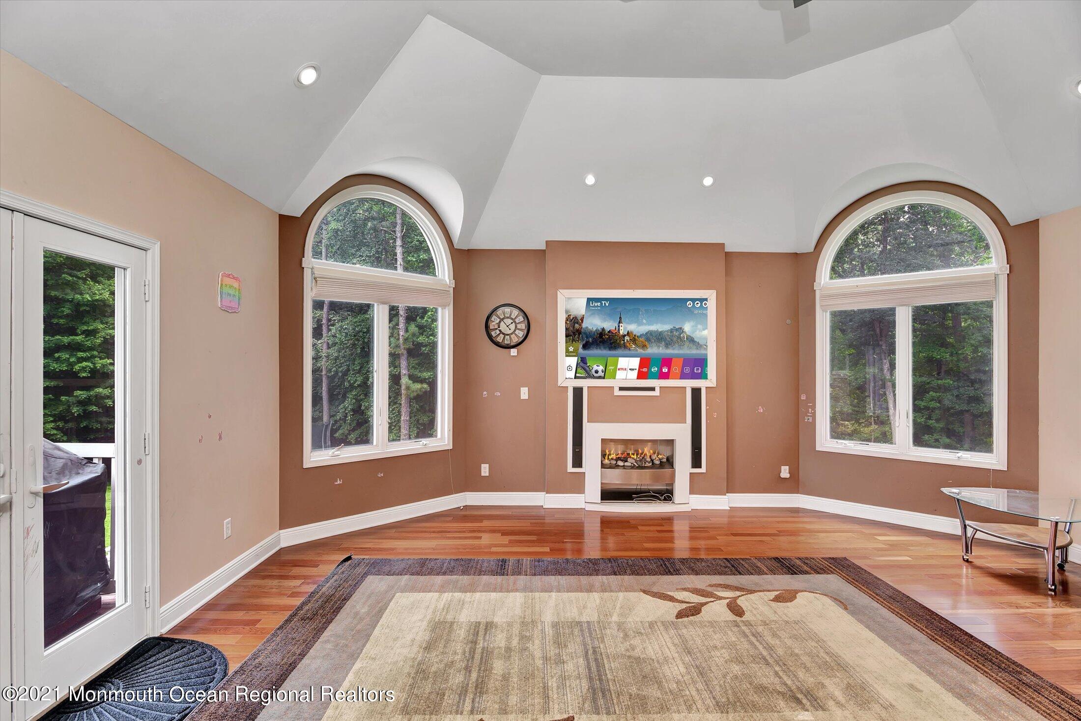 10 Syngle Way Morganville, NJ 07751 - Photo 7 of 36 07-Great Room