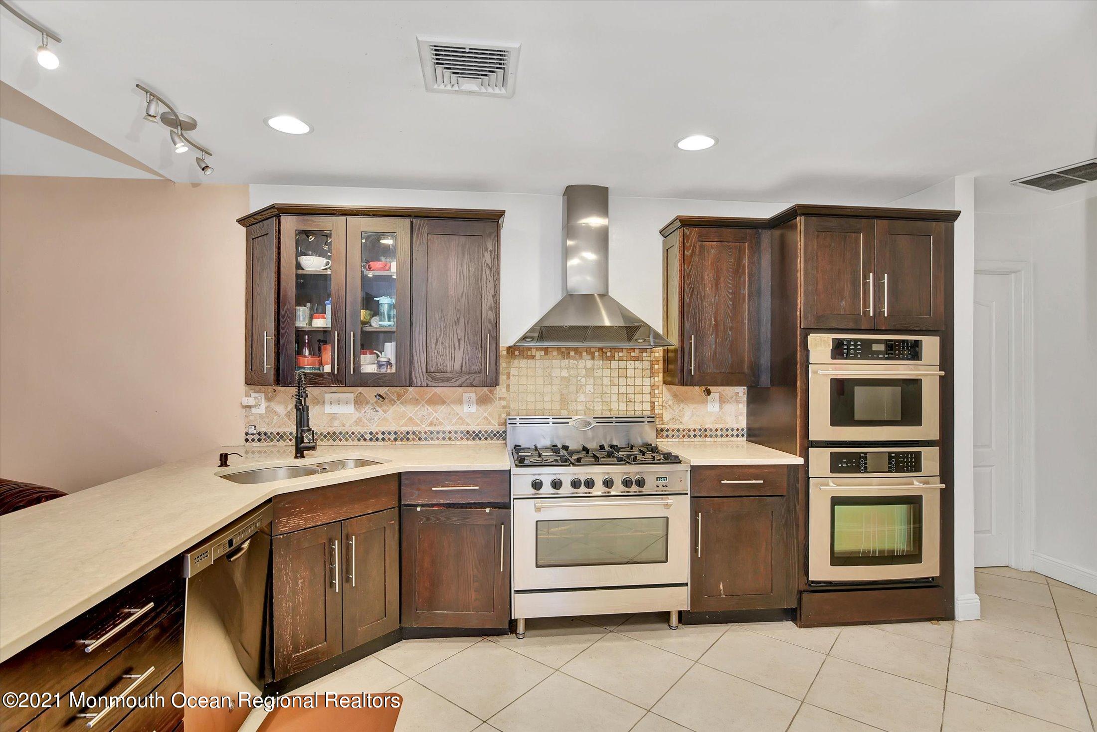 10 Syngle Way Morganville, NJ 07751 - Photo 8 of 36 08-Kitchen