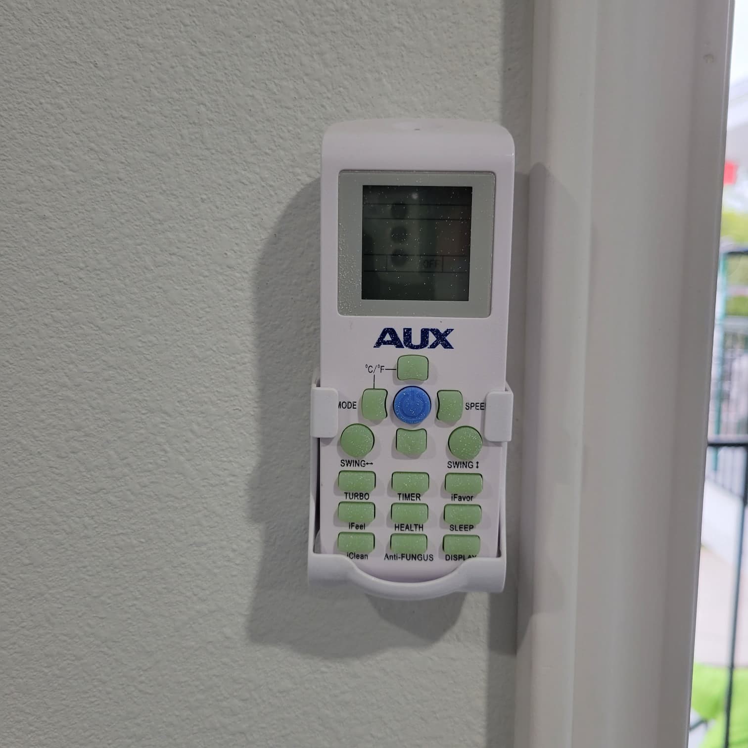 4312 Crane Street, Unit 11 Houston, TX 77026 - Photo 4 of 13 a living room with window and mirror