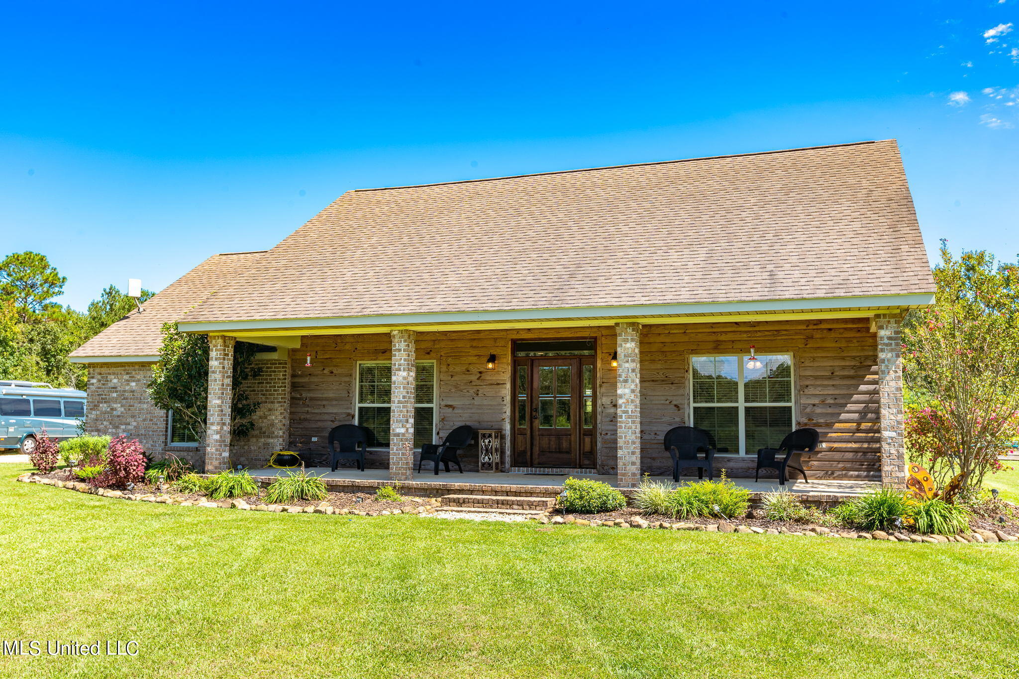 1 Exterior (2 of 5)