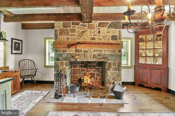 a view of a livingroom with furniture