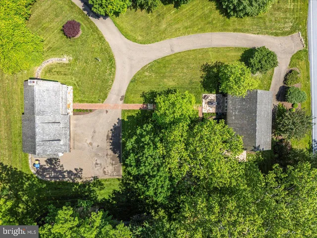 a view of an outdoor space with garden