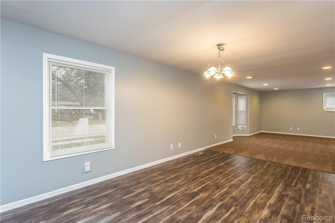 011-Dining_Room-3433271-large.jpg