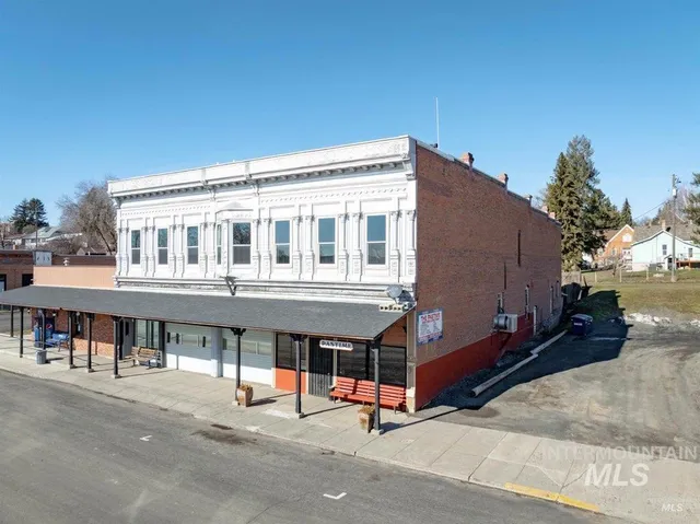 $270,000 | 132 East Walnut Avenue, Genesee, ID 83832