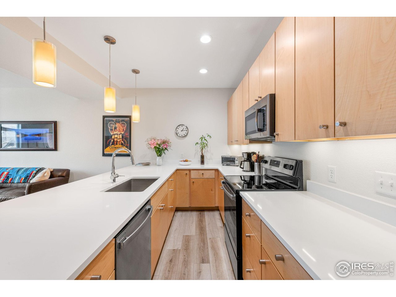 400 West Baseline Road, Unit B Lafayette, CO 80026 - Photo 5 of 36 Large kitchen peninsula that easily seats 5
