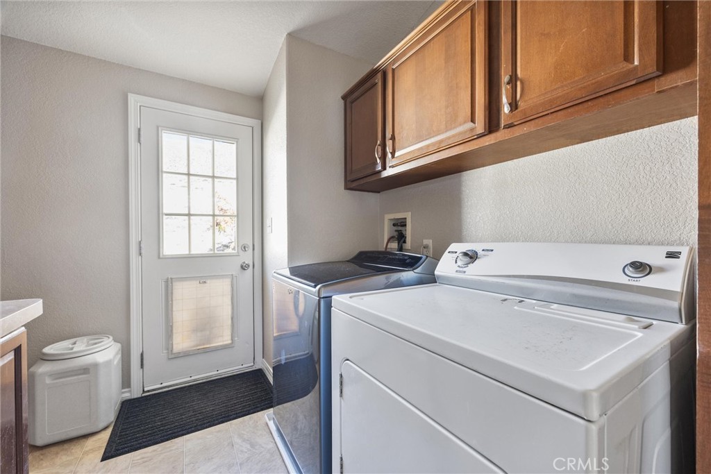 990 Mesa Valley Road Lebec, CA 93243 - Photo 22 of 38 a utility room with dryer and washer