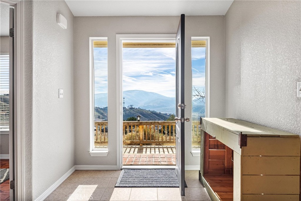 990 Mesa Valley Road Lebec, CA 93243 - Photo 26 of 38 a view of a hallway with windows