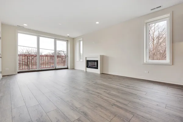 $2,450 | 2824 West Van Buren Street, Unit 201, Chicago, IL 60612