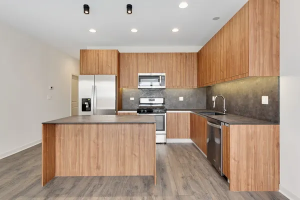 $2,450 | 2824 West Van Buren Street, Unit 201, Chicago, IL 60612