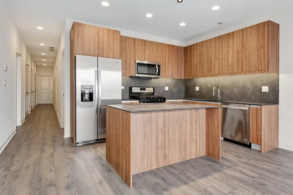 $2,450 | 2824 West Van Buren Street, Unit 201, Chicago, IL 60612