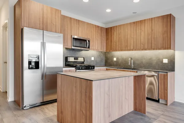 $2,450 | 2824 West Van Buren Street, Unit 201, Chicago, IL 60612