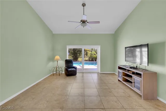a view of livingroom with furniture