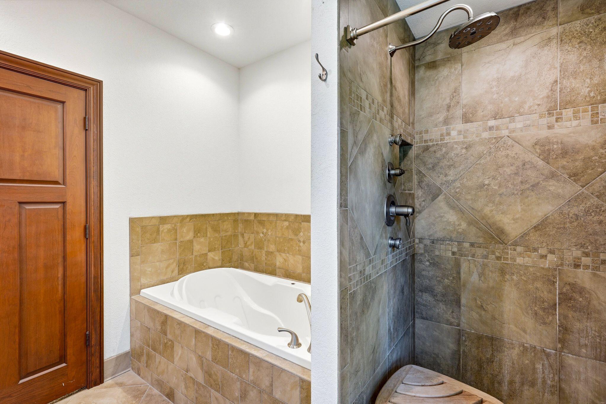 2125 North Peninsula Road Summit, WI 53066 - Photo 23 of 39 2nd Floor Bathroom