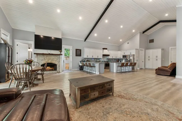 $1,600,000 | 19885 Keenan Cut Off Road, Montgomery, TX 77316