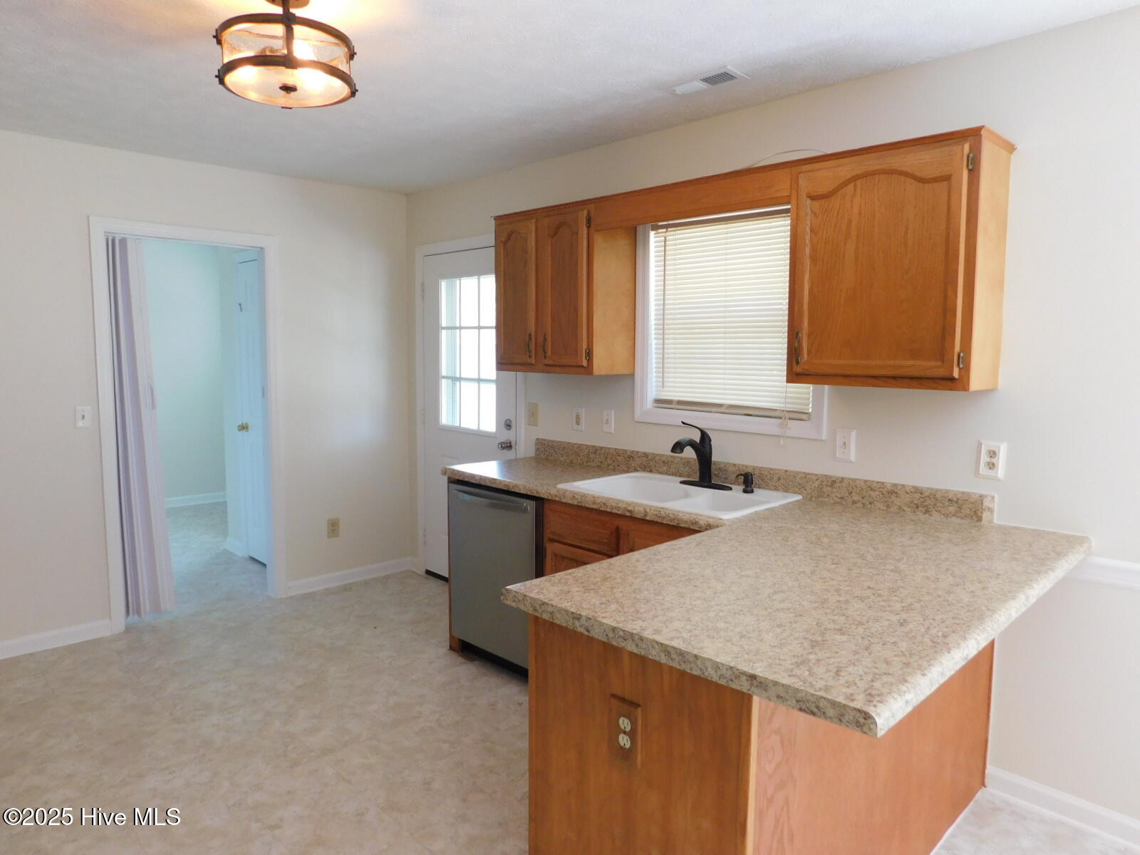 1005 Locust Court Havelock, NC 28532 - Photo 9 of 29 DSCN5945