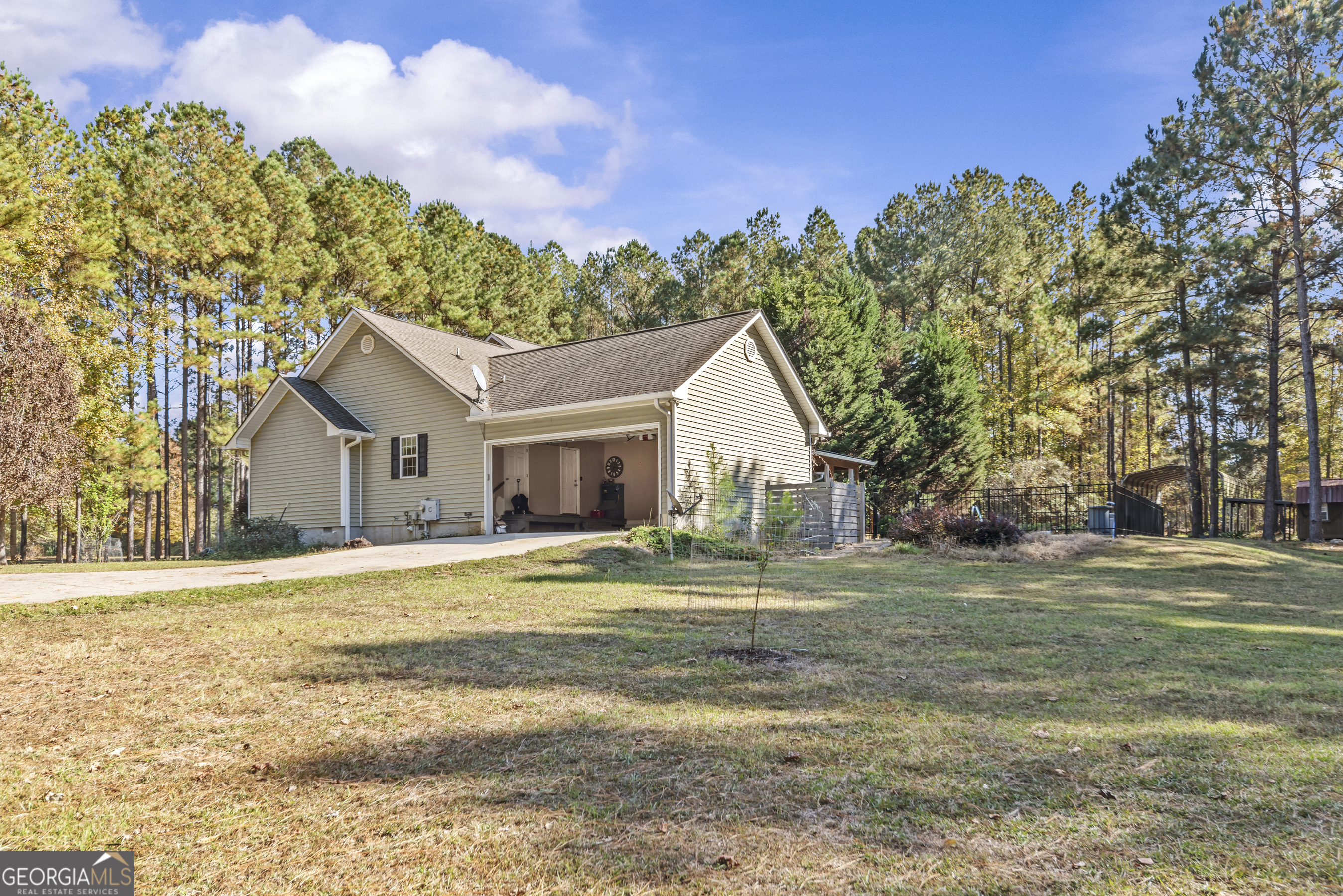 384 Scuffleboro Road Southeast Eatonton, GA 31024 - Photo 35 of 48 a front view of a house with a yard