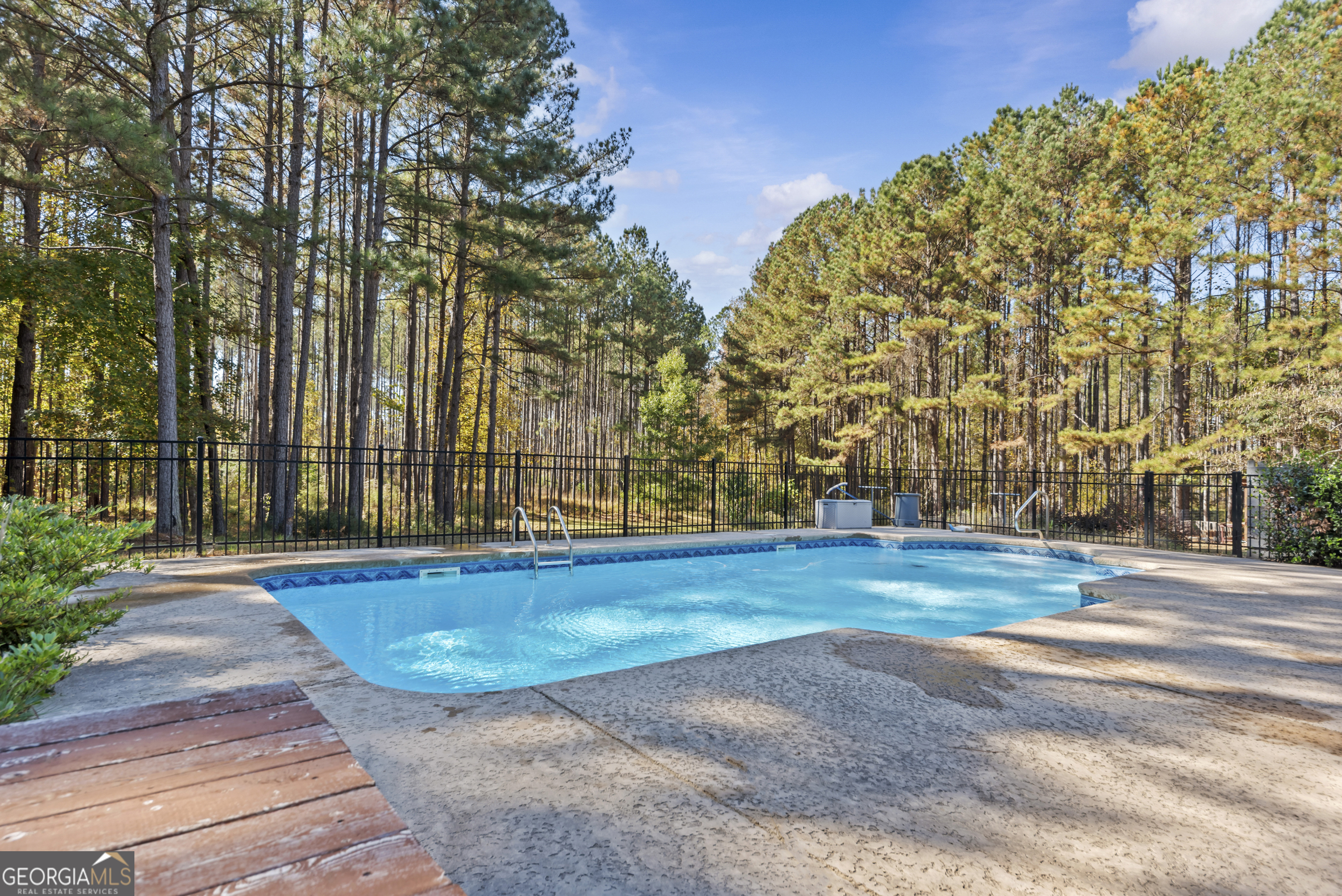 384 Scuffleboro Road Southeast Eatonton, GA 31024 - Photo 39 of 48 a view of a swimming pool with a yard