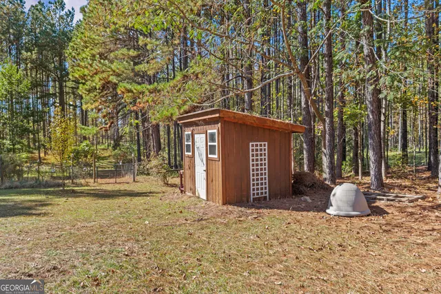 a view of a house with backyard and tree