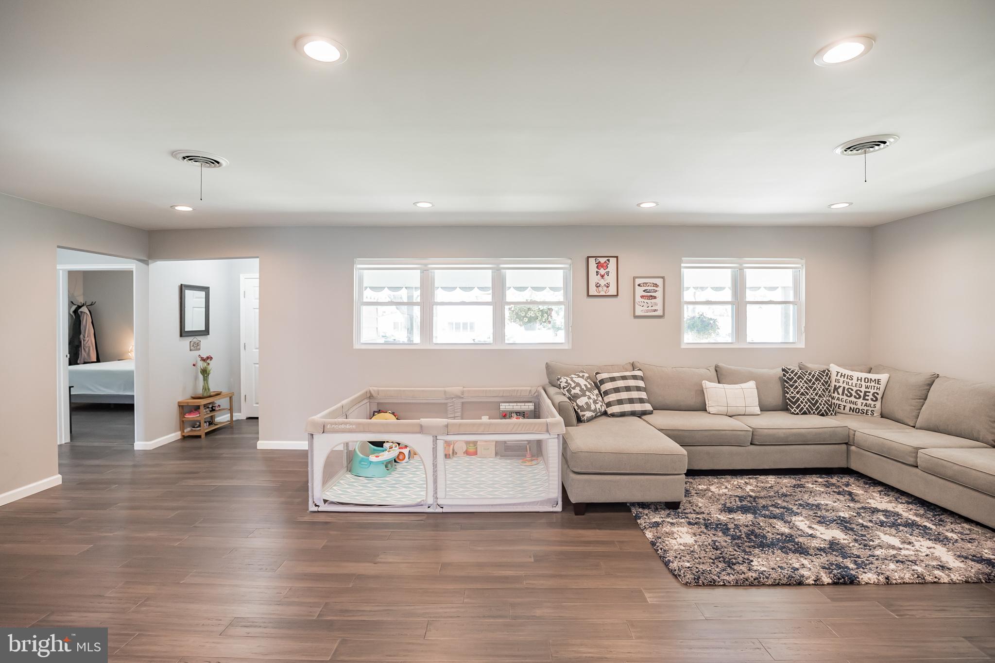 322 Juniper Drive Cherry Hill, NJ 08003 - Photo 13 of 41 Living Room