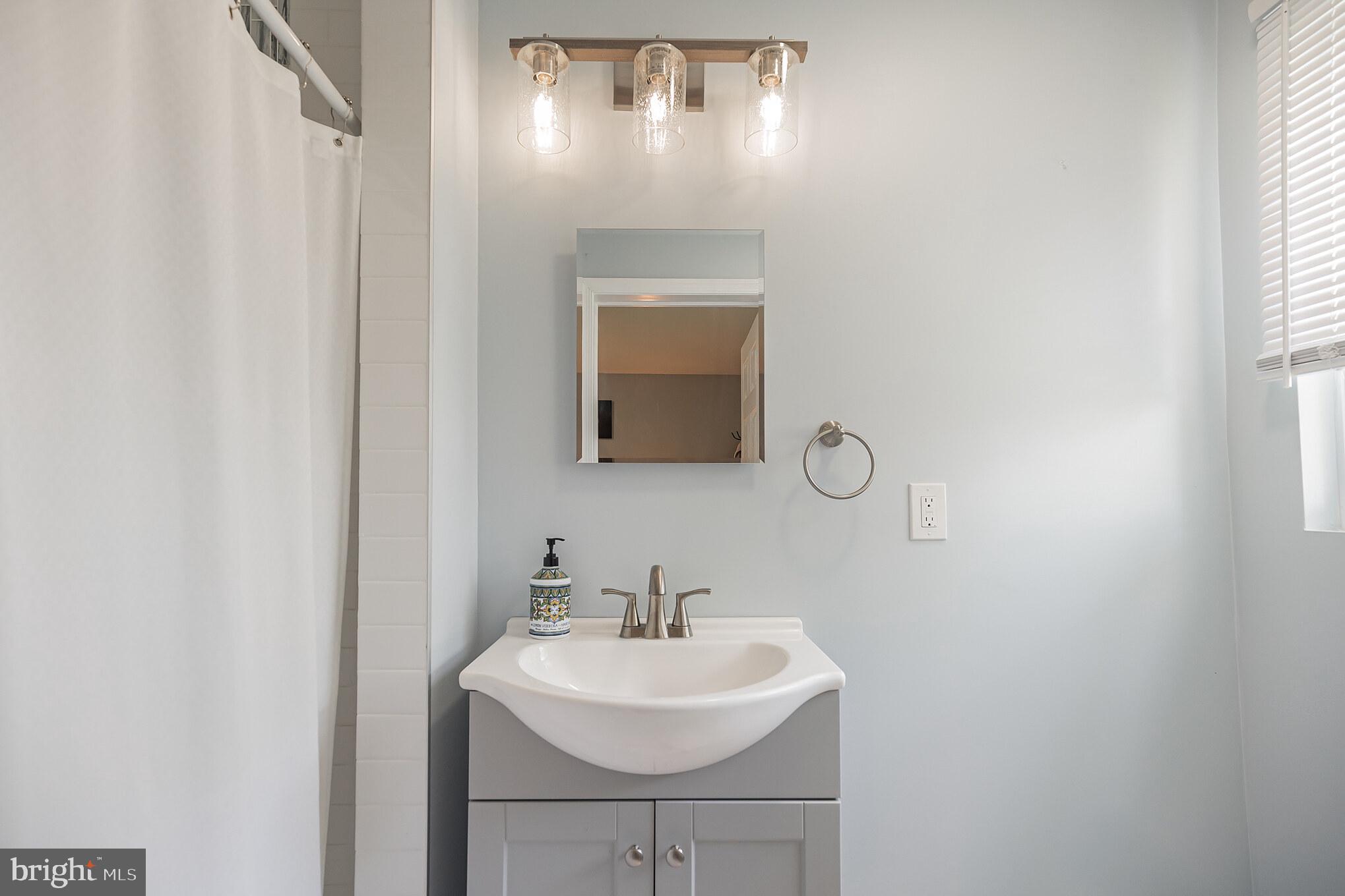 322 Juniper Drive Cherry Hill, NJ 08003 - Photo 28 of 41 Owners Full Bath