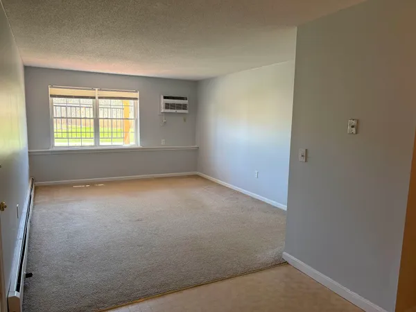 $1,975 | 804 White Cedar Boulevard, Portsmouth, NH 03801