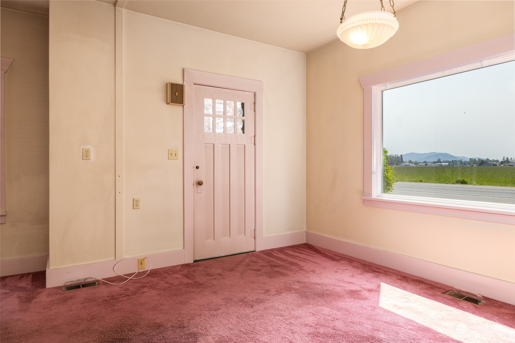 17601 Peterson Road Burlington, WA 98233 - Photo 3 of 36 an empty room with windows