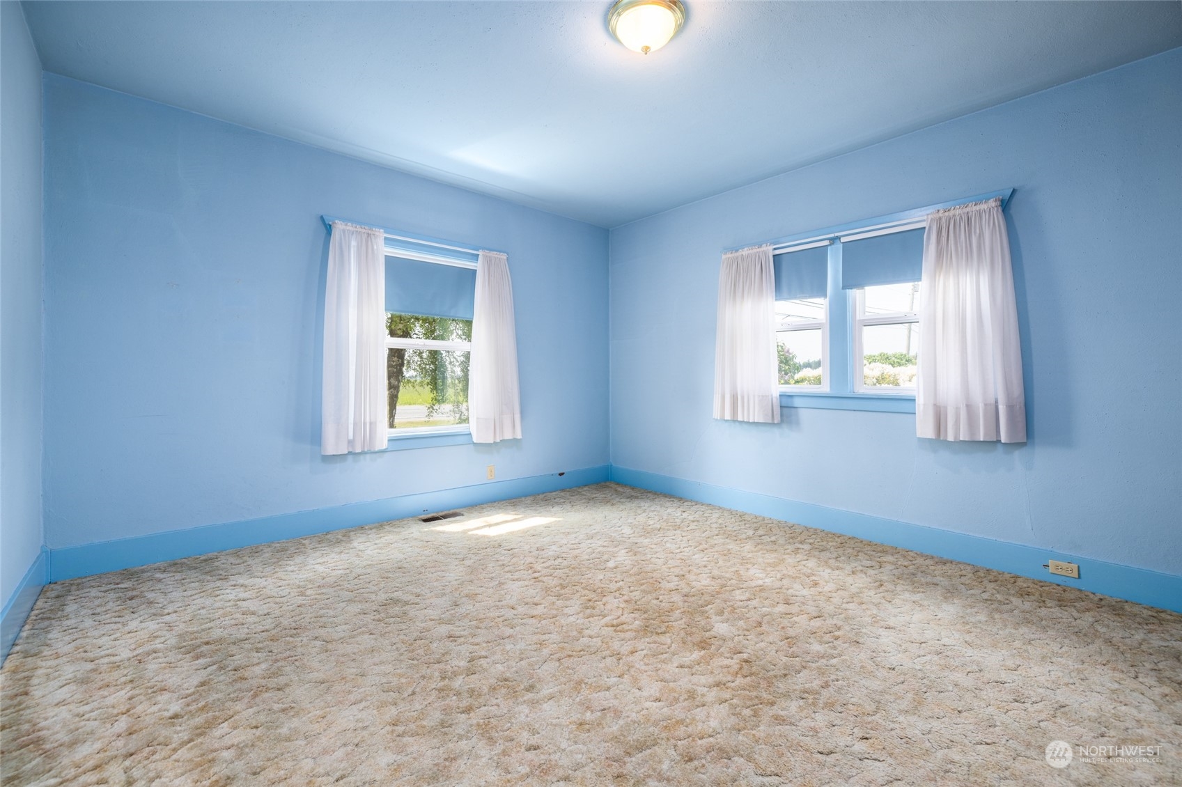 17601 Peterson Road Burlington, WA 98233 - Photo 7 of 36 an empty room with windows