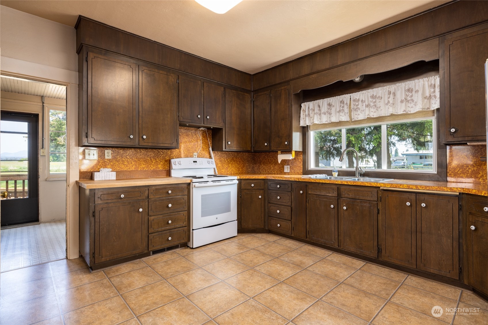 17601 Peterson Road Burlington, WA 98233 - Photo 10 of 36 a kitchen with granite countertop a sink and cabinets