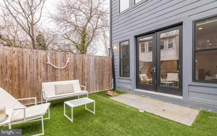 628 I Street Northeast, Unit 3 Washington, DC 20002 - Photo 10 of 32 a backyard of a house with table and chairs