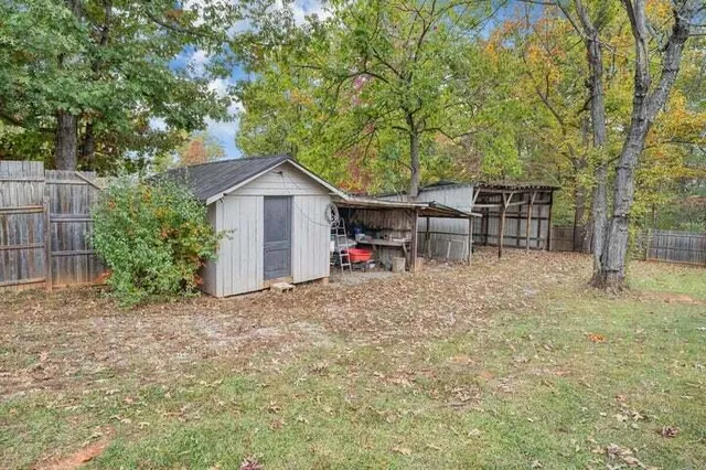 a view of a backyard