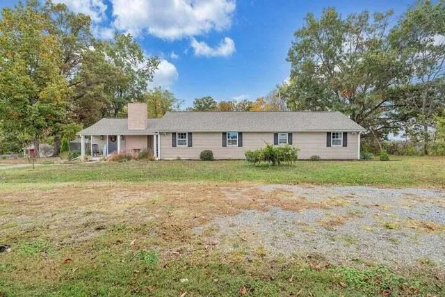 a view of a house with a backyard
