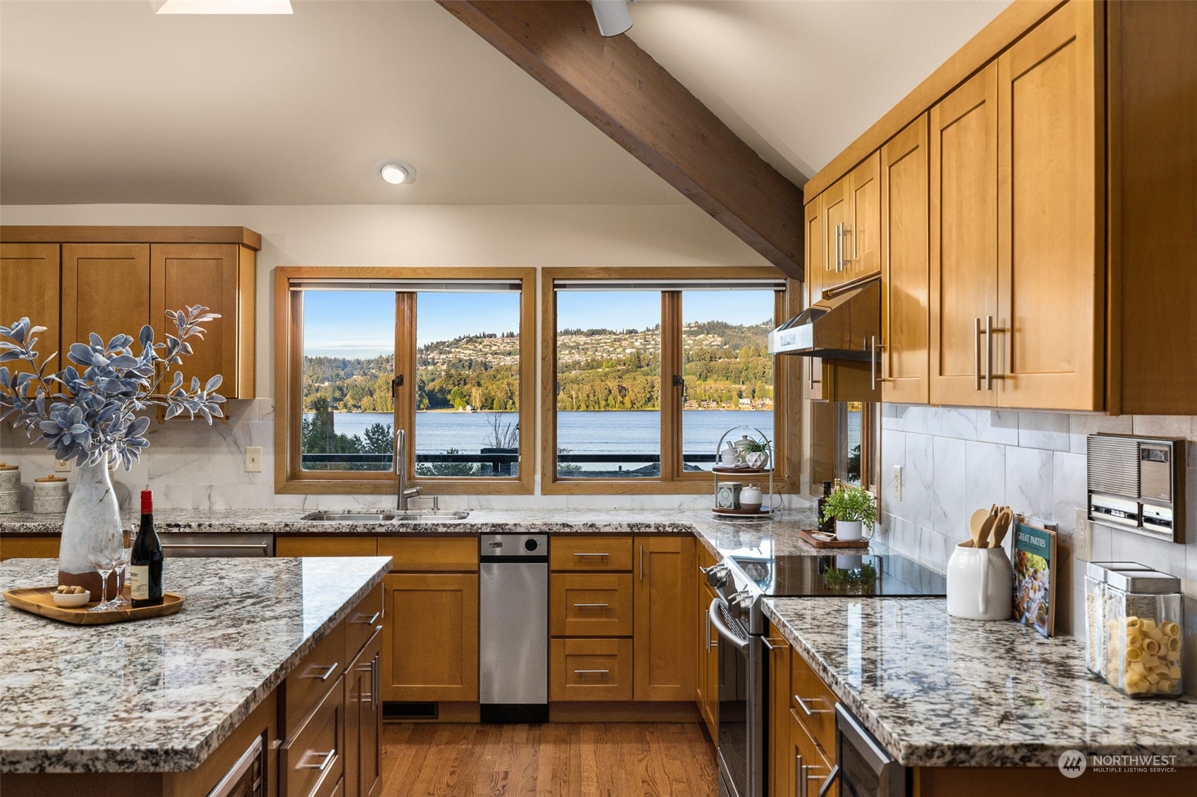 4542 Ferncroft Road Mercer Island, WA 98040 - Photo 8 of 27
