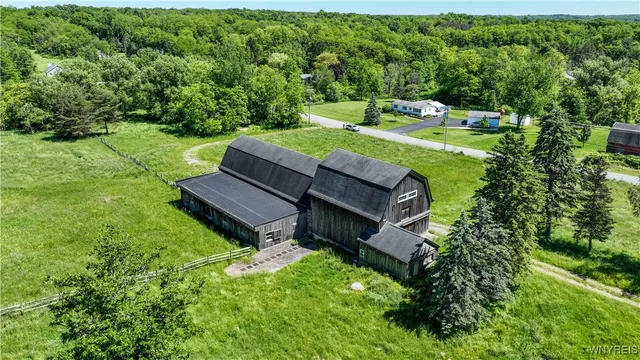 $899,900 | 976 Davis Road, East Aurora, NY 14052