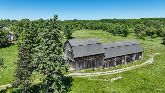 $899,900 | 976 Davis Road, East Aurora, NY 14052